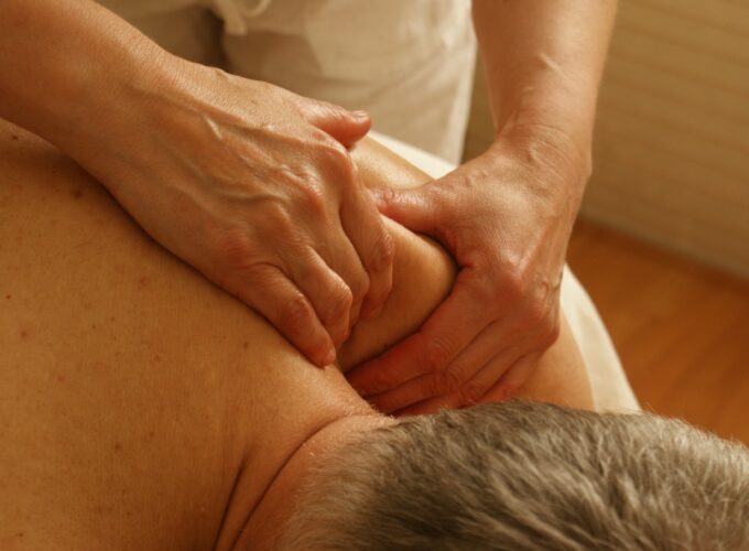 Un homme âgé reçoit un massage au dos